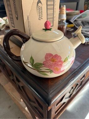 Franciscan Desert Rose teapot very well maintained works perfect. I tried it.